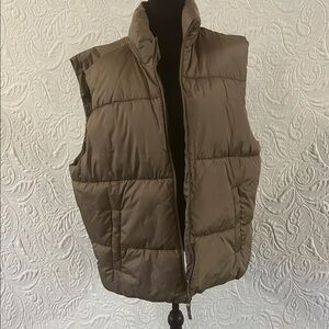 Women’s Old Navy puffer vest with pockets